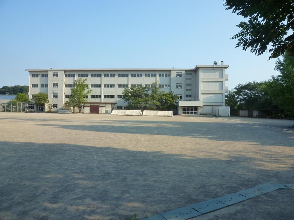 Primary school. Nishikamakura until elementary school 1300m