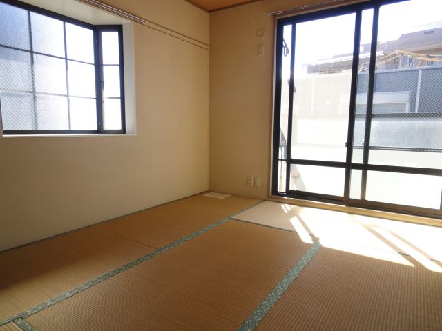 Living and room. Corner room, It is a two-sided lighting.