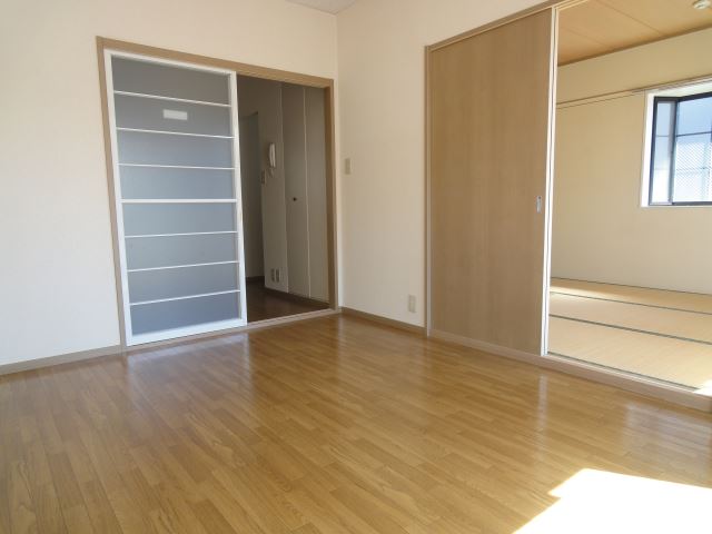 Living and room. Sunny rooms!