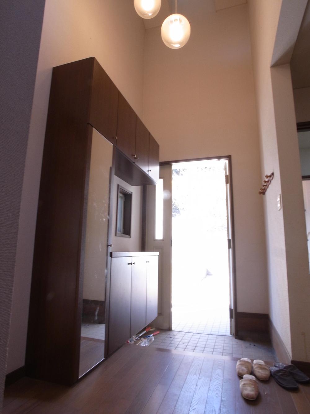 Local appearance photo. Entrance of the atrium