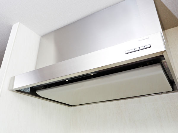 Kitchen.  [Current plate with stainless range hood] High suction force with the current plate, Care also smooth.