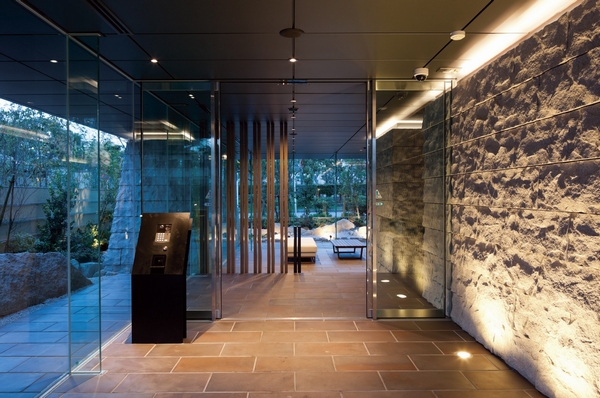 Entrance approach, Yingbin space magnificent was fusion of the beautiful view of the spread and natural stones. Also ensure safety in a double auto-lock