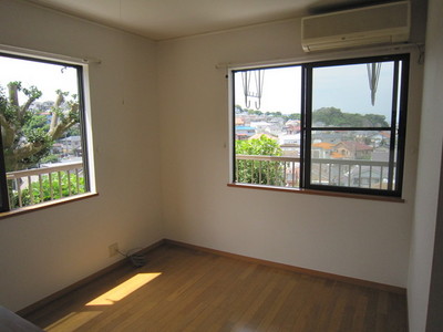 Living and room. Bright dining space