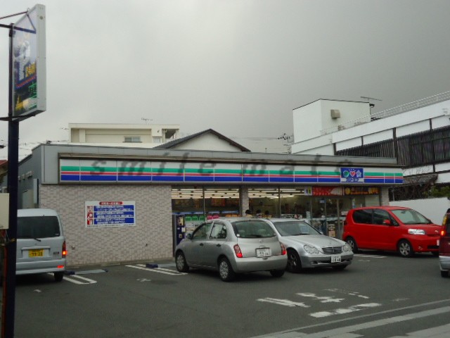 Convenience store. Three F Kamakura Yuigahama store up (convenience store) 469m