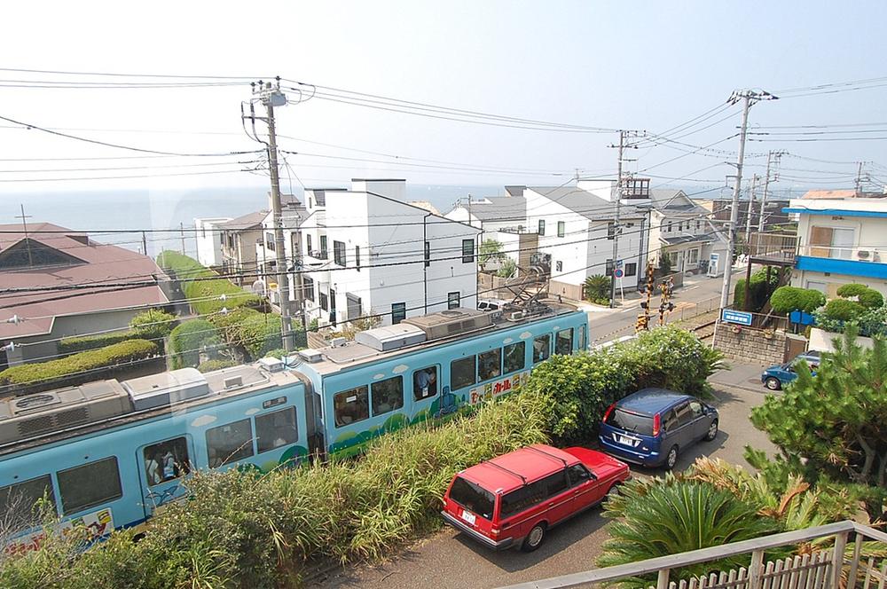 View photos from the dwelling unit. Is wonderful local atmosphere which runs in front of the eyes Enoden. No one scene only here. 