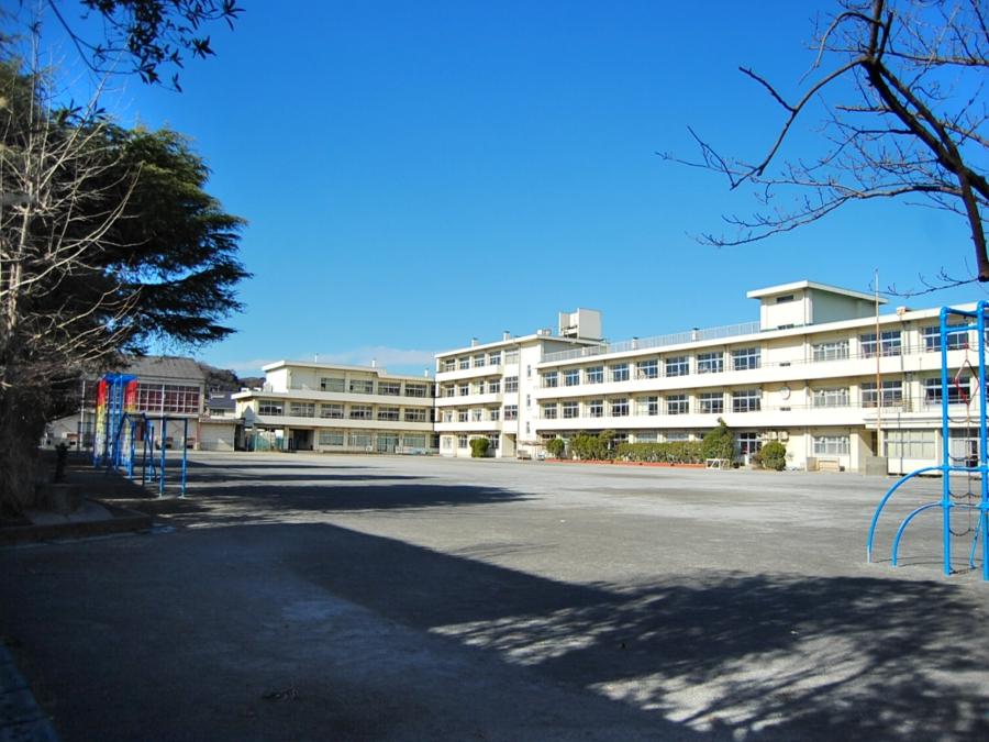 Primary school. 850m to Kamakura Municipal first elementary school
