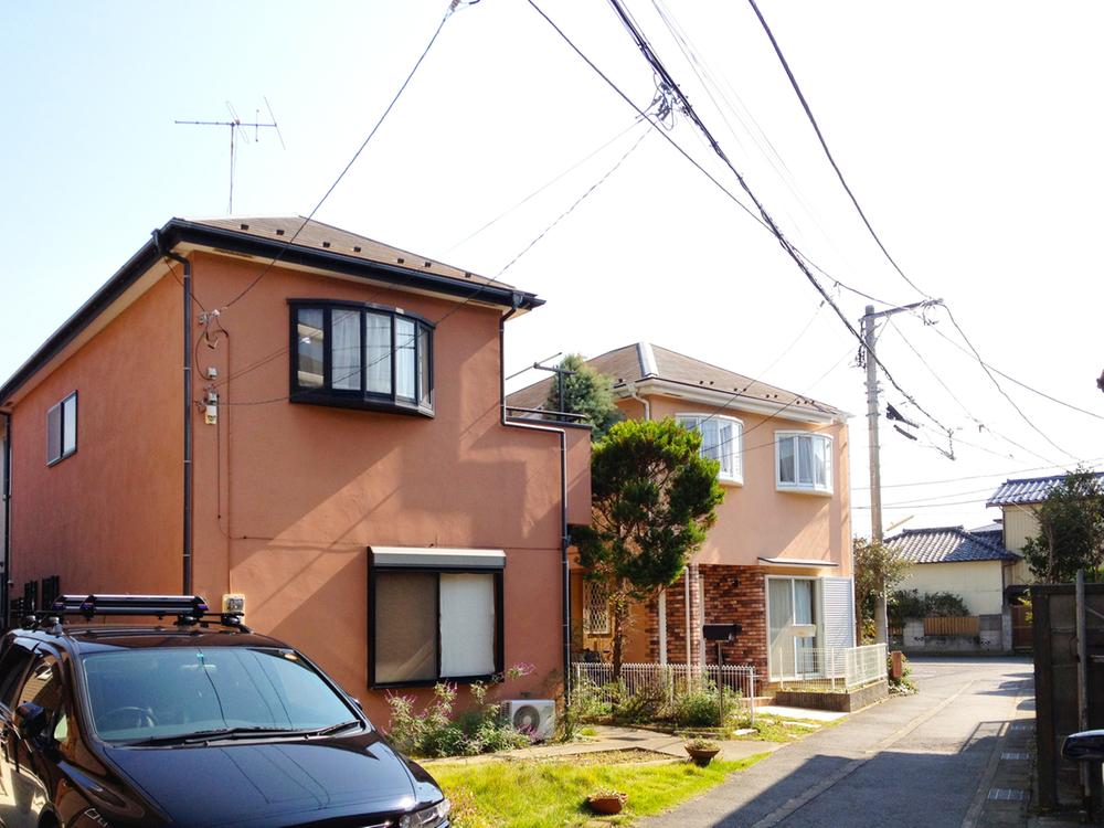 Local photos, including front road. It is a quiet residential area of a 5-minute walk from the sea.
