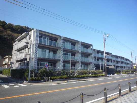 Local appearance photo. Overlooking the Sagami Bay to the front, March 2006 Built ・ Mitsubishi electric life service the old sale