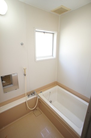 Bath. Reheating function with hot water supply! There are window! 