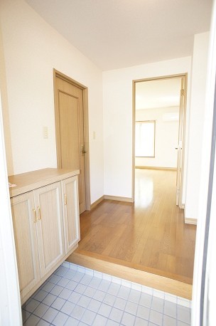 Entrance. There are shoes BOX!