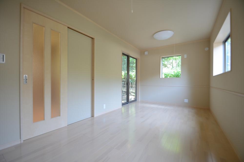 Living. Living with a clean sense of the white tones.