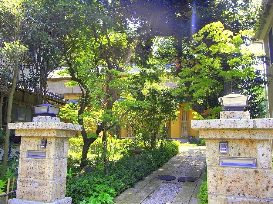 Local appearance photo. Beautiful approach that shines will celebrate the sunshine filtering through foliage. Appropriate flavor to the ancient capital of Kamakura.