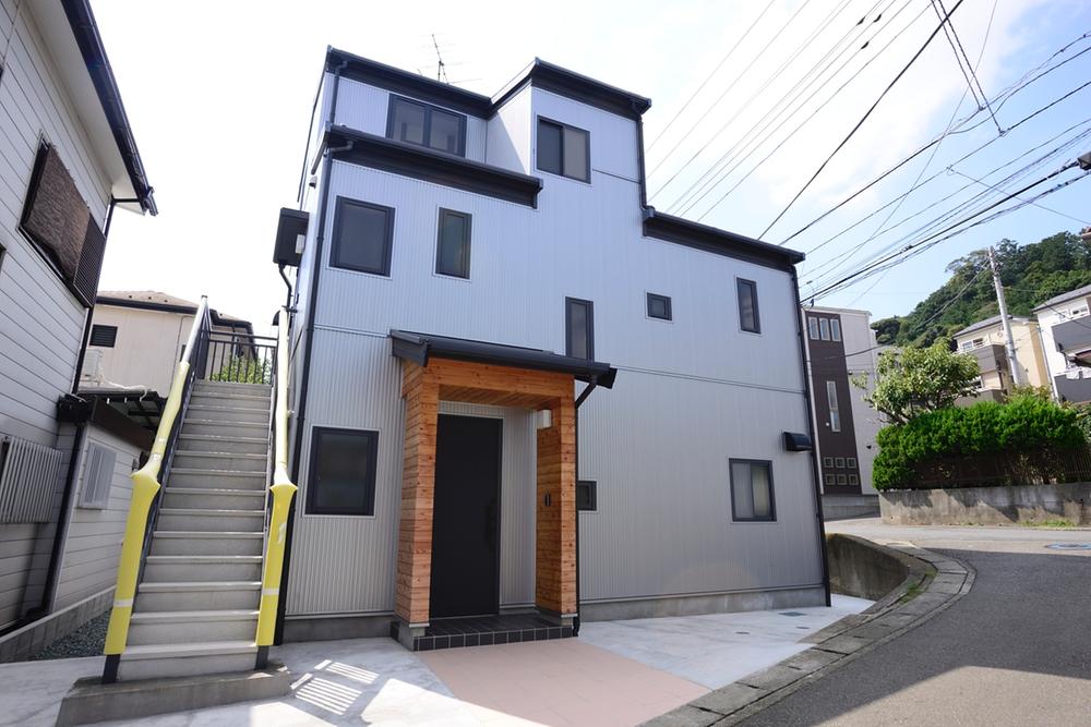 Local appearance photo. Location with a sense of openness, such as a corner lot.