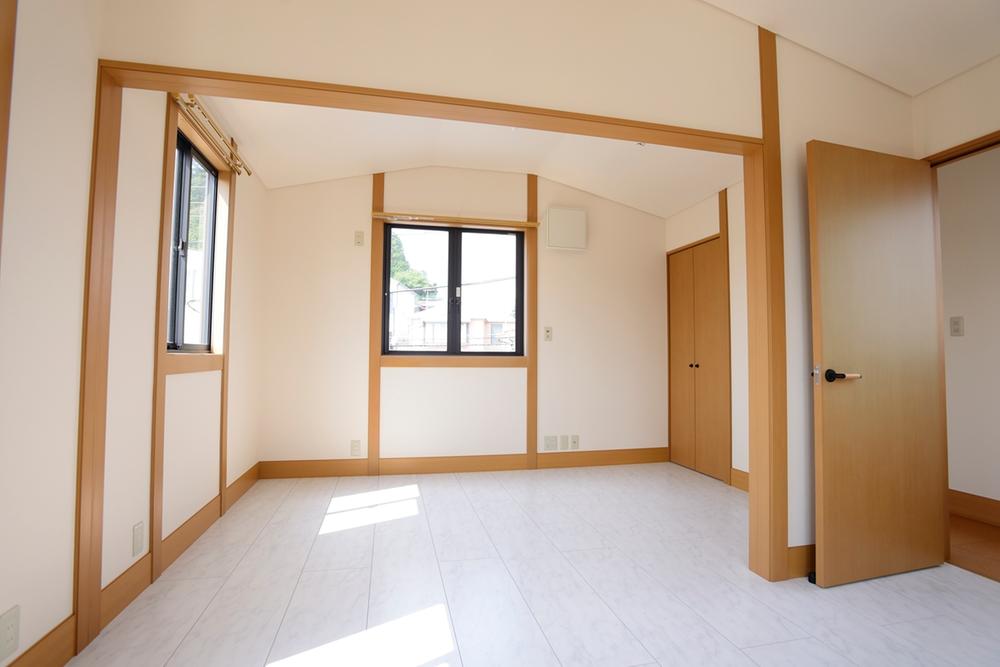 Non-living room. Tsukamatsukireru Western-style in two rooms in accordance with the growth of the child.