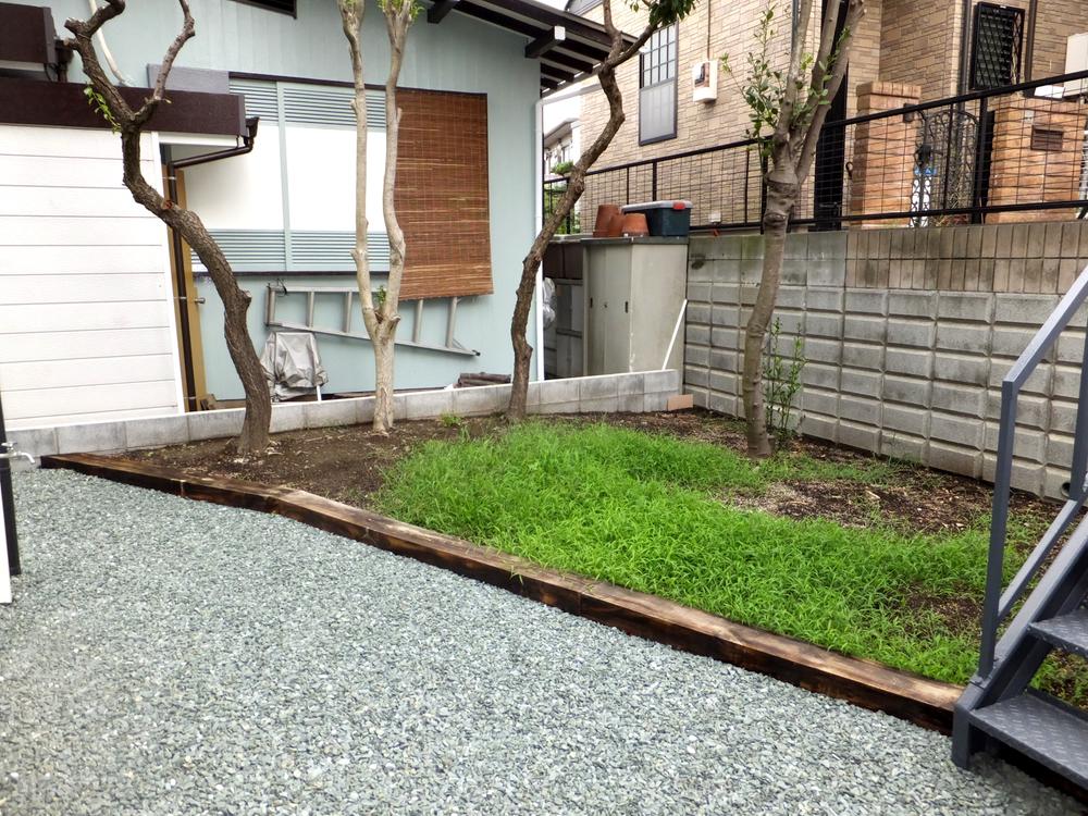Local appearance photo. There is a good garden of the hit sun is on the south side. Location is laying gravel walk, You can stress-free movement even on rainy days.