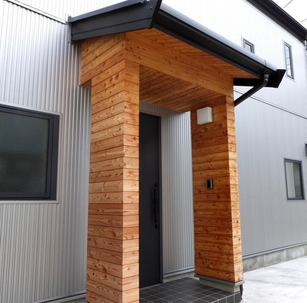 Local appearance photo. 2013 June indoor ・ Already outdoor renovation! Beautiful entrance Paul of grain in inorganic outer wall of Garubaniumu. Appearance that the combination of different materials is eye-catching.