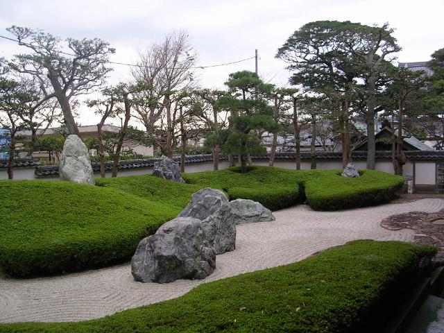 Streets around. 300m until the garden of Komyoji
