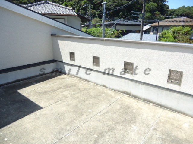 Balcony. Six-mat-sized roof balcony