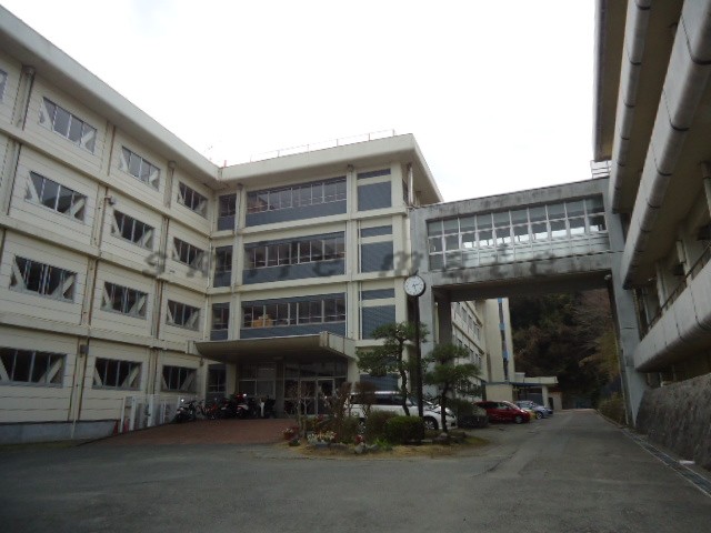 Junior high school. 821m to Kamakura Municipal Onari junior high school (junior high school)