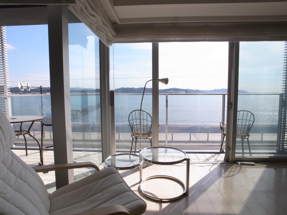 Living. Living room overlooking the Sagami Bay from the large windows. Also most of the fresh light morning, Impressive sunset is also attractive for a view of the important person.