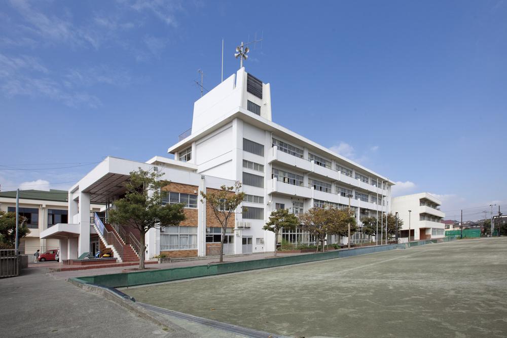 Junior high school. Municipal Koshigoe until junior high school 520m