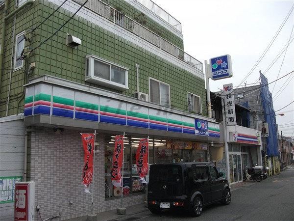 Convenience store. Three F Kamakura Koshigoe Station store up to (convenience store) 240m