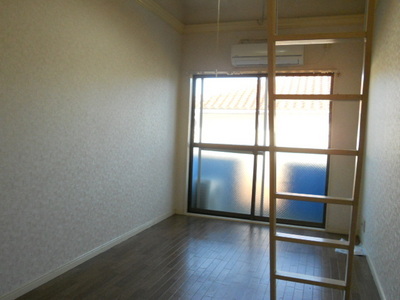 Living and room. Wide loft ・ A quiet residential area