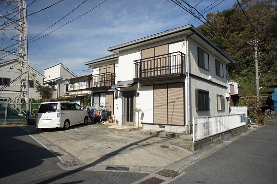 Building appearance. Attached to the southeast corner lot sunny! On-site parking with one (free)!