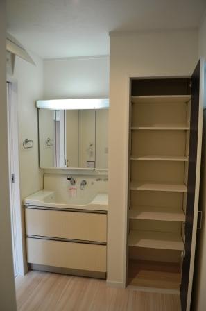 Wash basin, toilet. Indoor (10 May 2013) Shooting