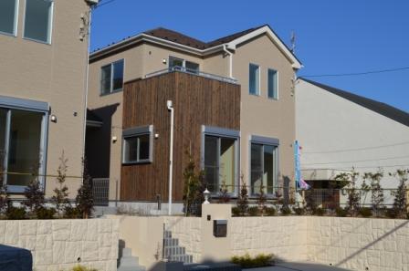 Local appearance photo. In part of the outer wall uses natural materials (December 2013) Shooting