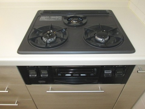 Kitchen. 3-neck gas stove