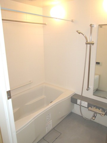 Bath. With bathroom ventilation dryer ・ Allowed reheating