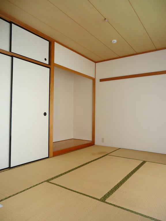 Other room space. Alcove with a Japanese-style