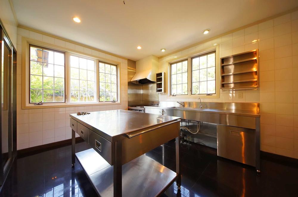 Kitchen. Room (August 2013) Shooting, Kitchen Room There are also about 11.5 Pledge.