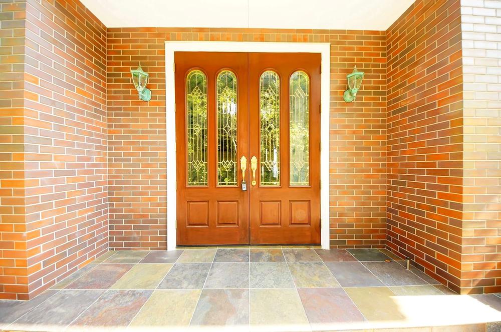 Entrance. Local (August 2013) Shooting, Spacious entrance porch.