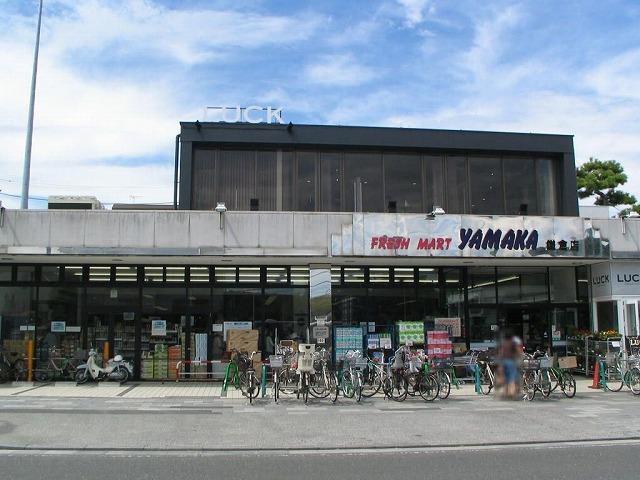 Supermarket. 800m to supermarkets and maca