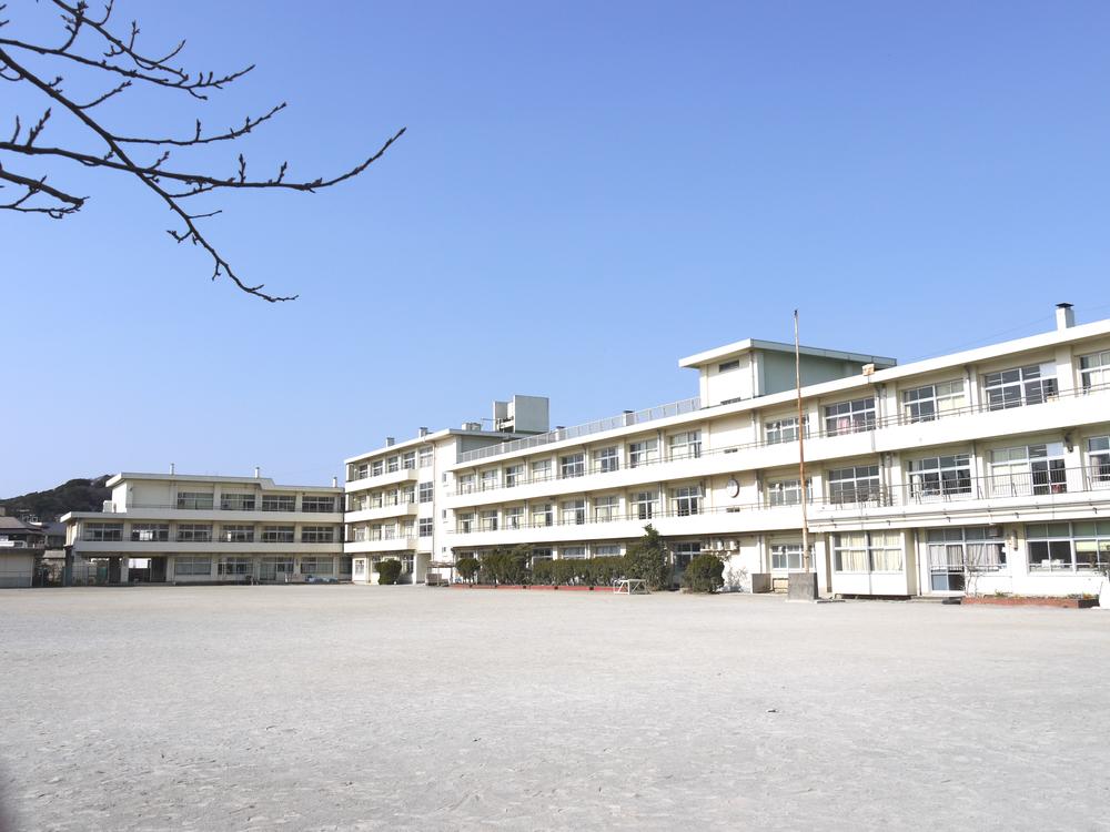 Primary school. Until the first elementary school 850m