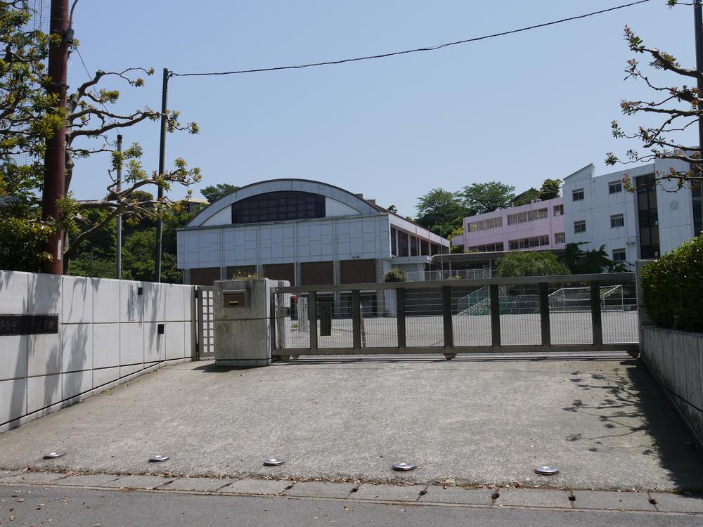 Junior high school. 1500m to the first junior high school