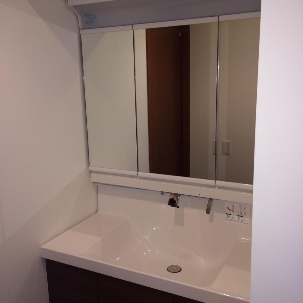 Wash basin, toilet. Local (12 May 2013) Shooting