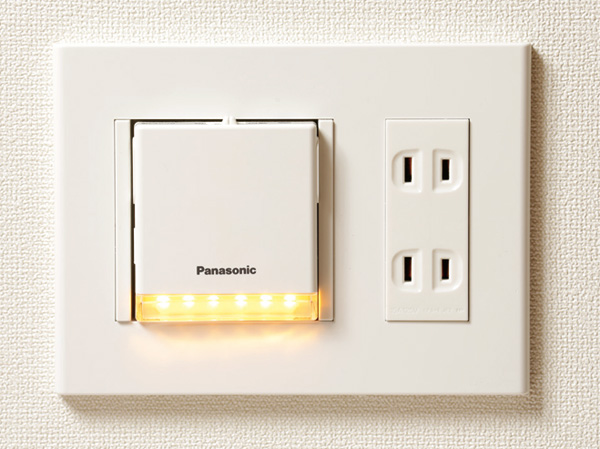 Security.  [Security lighting] In the hallway wall embedded security lighting of the automatic lights in the event of a power failure. Battery built-in type designed to be used as a flashlight of emergency.