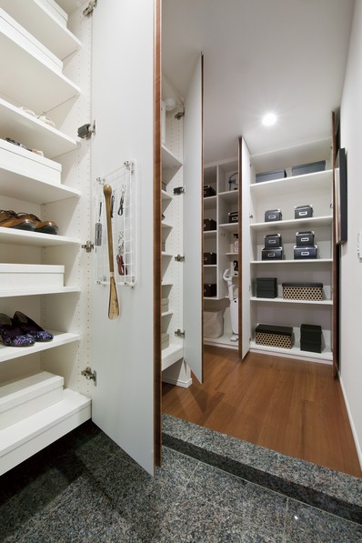 High storage capacity tall type of shoe box and MonoIri / Large object input of two series of entrance storage corridor, Also fits long things, such as vacuum cleaner / Hallway storage