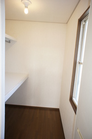 Other. Western-style 9 Pledge walk-in closet