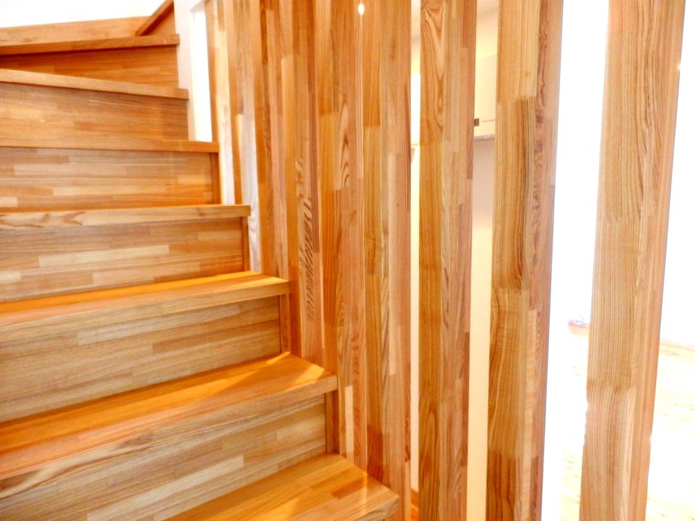Other introspection. Stairs by taking advantage of the beauty of the wood. 