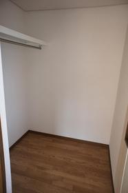 Other. Western-style 9 Pledge walk-in closet