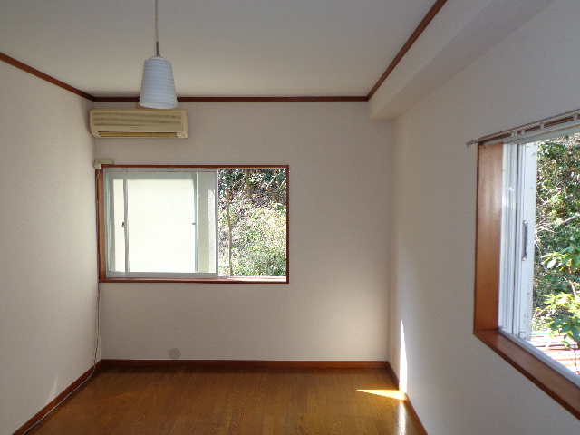 Living and room. Western-style 7.5 Pledge