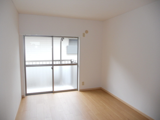 Living and room. No deals renewal fee! A quiet residential area