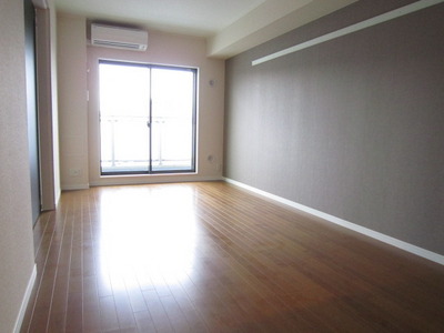 Living and room. Facing the balcony, 12.5 Pledge of LDK. (Current state priority)