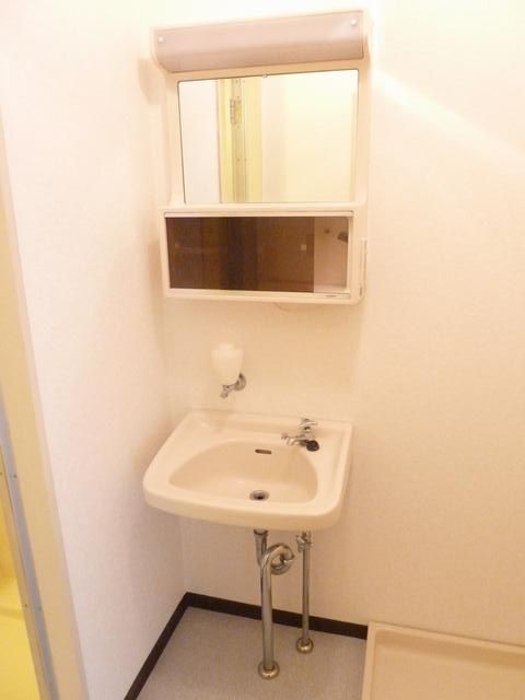 Washroom. Independent wash basin