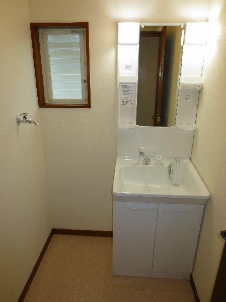 Wash basin, toilet