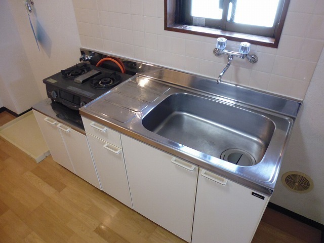 Kitchen. 2-neck is equipped with gas stove